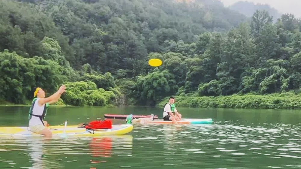 桨板飞盘交友 泛清波之上展现水上力量之美