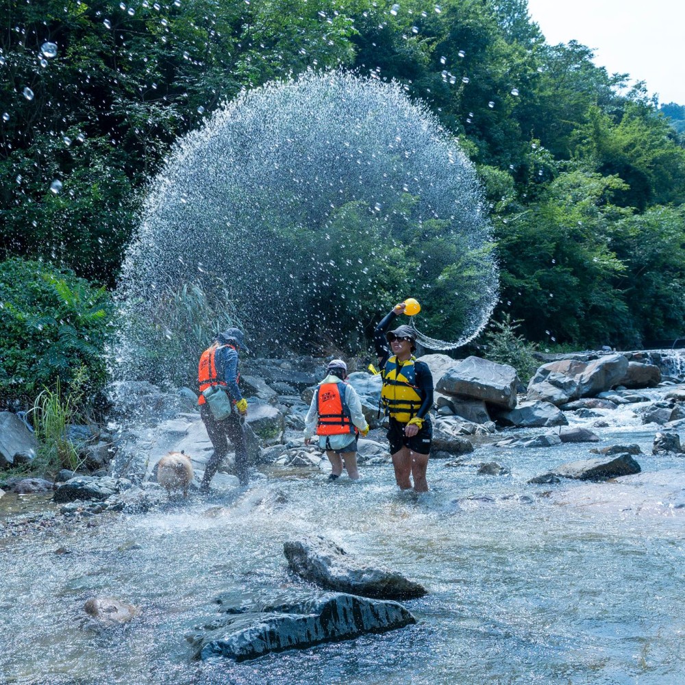 夏纪·清雨嵊州｜搭乘瓜果小艇，漂向小黄山清凉溯溪