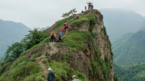 山野攀行 · 呼狗崖 山脊徒步,挑战惊险刺激呼狗崖